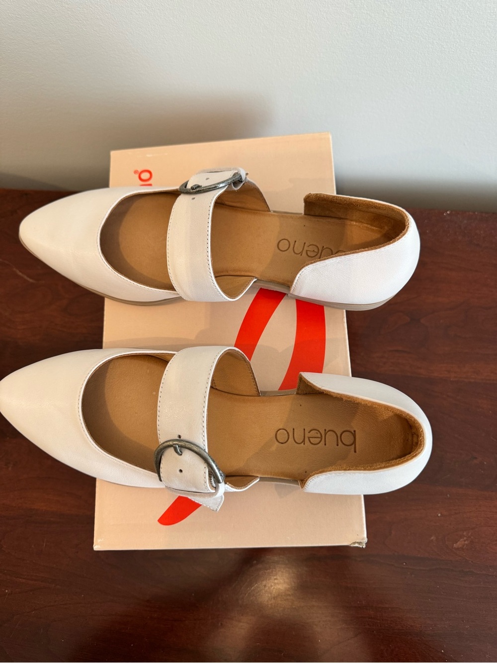 White leather flat shoes. - Picture 2 of 4